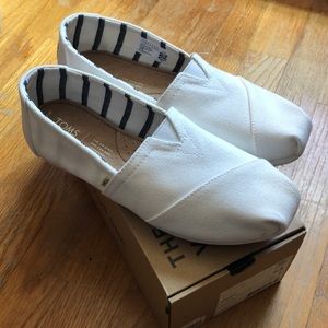 TOMS White, size 7.5
